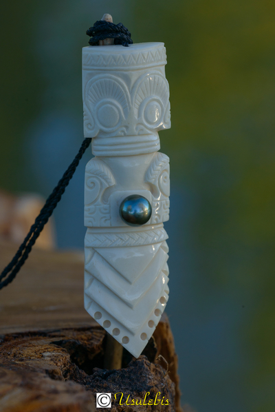 Blog de usulebis : Usulebis ,Artisan créateur de bijoux polynésiens , contact : usulebis@hotmail.fr, Pendentif Totem Tiki en os serti d'une perle noire de Tahiti