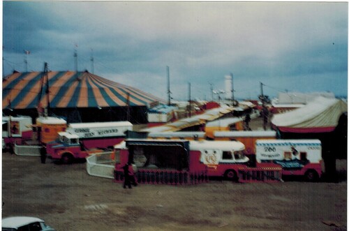 les cirques Jean Richard et Pinder JR installés à La Défense en 1972 . 2ieme partie