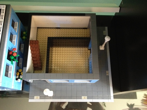 LEGO Modulaire immeuble bleu avec garage et boutique