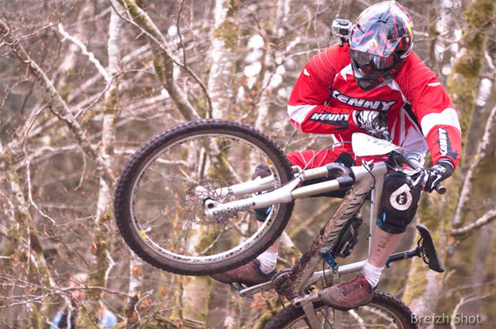 VTT des Roches-du-Diable : La mini caméra posée sur le casque enregistre la descente.