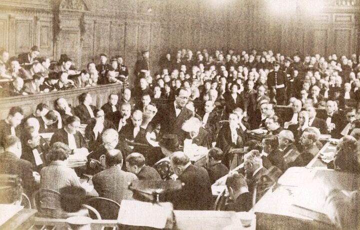 Le procès Stavisky : la salle des Assises pendant la déposition de Darius (Photo Intransigeant). 