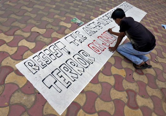 Un étudiant prépare une banderole avant le départ d'une manifestation de protestation contre l'arrestation d'un étudiant de l'Université Jawaharlal Nehru (JNU), sur le campus de l'Université de Jadavpur le 16 février 2016 à Kolkata, en Inde.