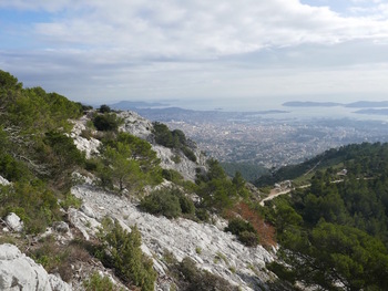 En bas, la piste que nous allons utiliser pour la descente