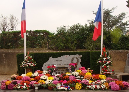 À Béziers, R. Ménard après s'être incliné, le 5 juillet 2014, devant une stèle glorifiant l'OAS devrait, le 1er novembre, fleurir cette stèle appelée (La stèle la plus fleurie de France)