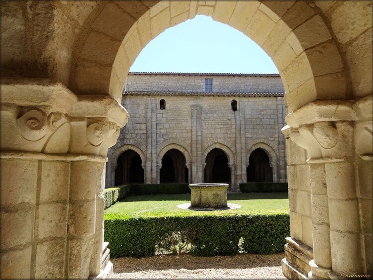 Jardin du cloître de l'abbaye de Nieul-sur-l’Autise