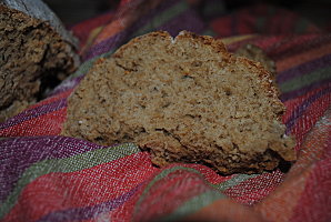 Pain de campagne et coriandre en poudre