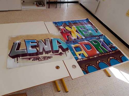 atelier graff initiation au maniement de la bombe de peinture avec des jeunes de St Drézéry (34) Réalisation d'oeuvres sur affichettes. Avril 2018