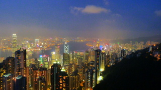 Hong Kong, un temple de la consommation, haut perché dans l'océan