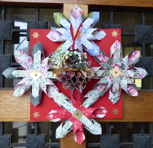 Sur la porte d'entrée ma couronne de Noël en scrap