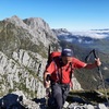 Eric arrive par devant (couloir herbeux) au sommet du pic de la fenêtre (1945 m)