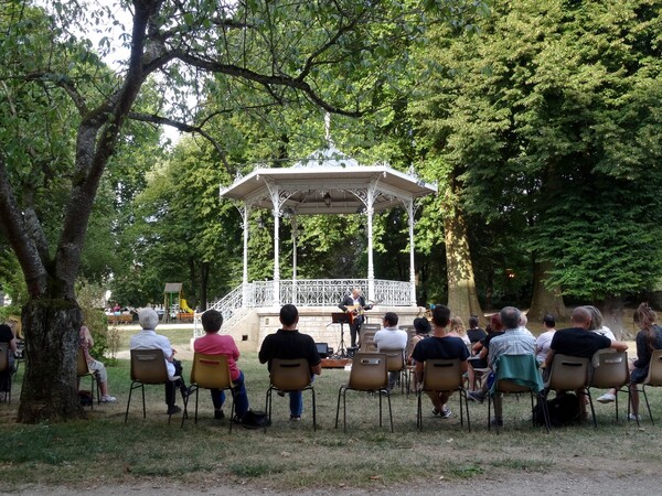 Tony D Folk singer en concert au jardin de la Mairie de Châtillon sur Seine