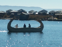 Mais le Lac Titikaka c´est aussi : les Îles Uros ( les Îles flottantes)