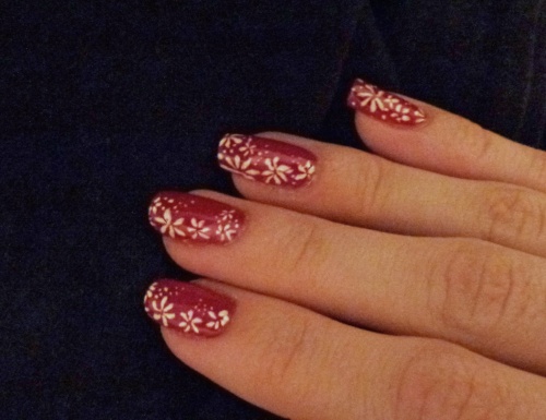 Nail Art rouge et blanc fleuri 