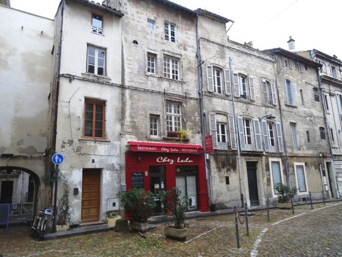 Autour de l'église Zaint-Pierre en Arles (photos)