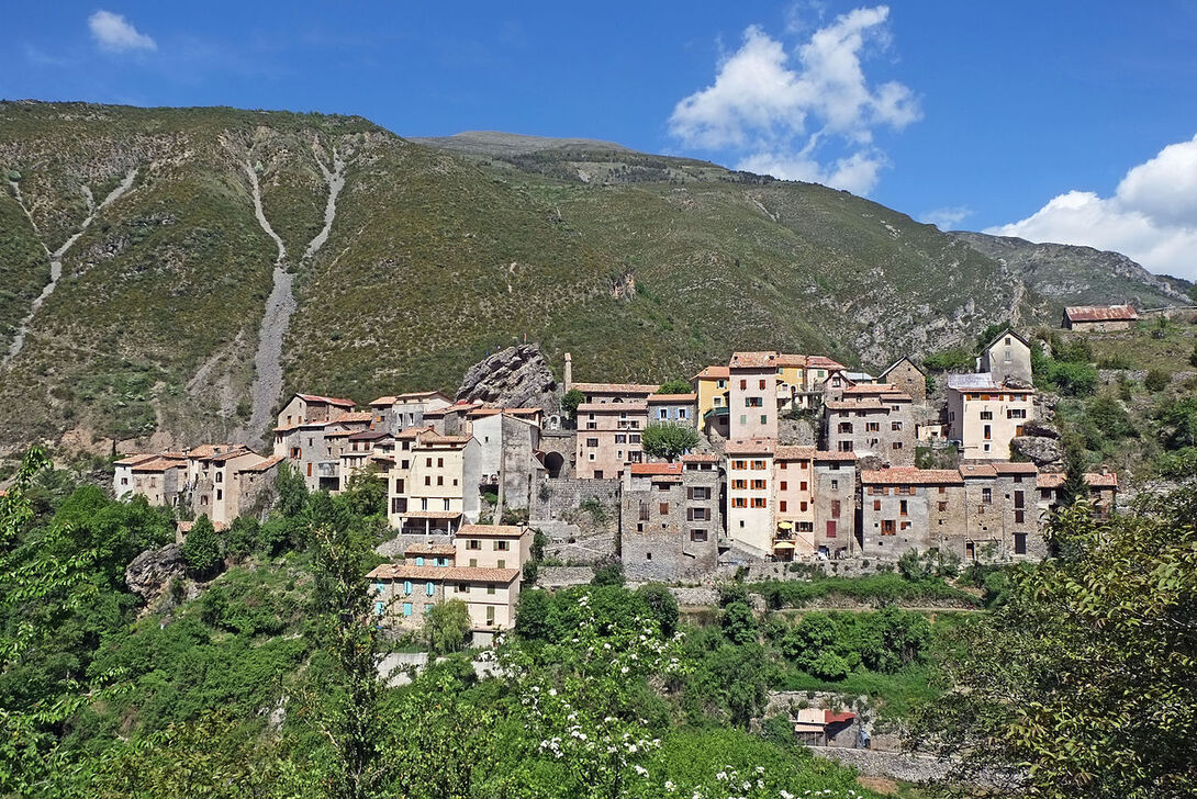 Vue du village depuis le vallon de Coulié.