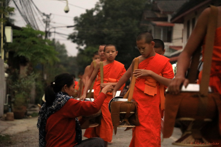 Bouddhisme, Les moines et novices de Luang Prabang