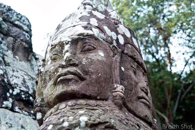 Angkor Thom : Géants à 4 faces couronnant les portes Angkor Thom : Géants à 4 faces couronnant les portes