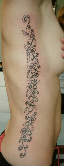 frise floral côtes côtés fleurs décoration tatouage dessin originale dolphins tattoo l'encreur d'échine blois