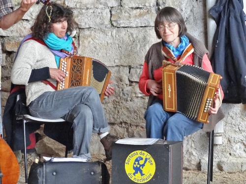 "Engoulevent" un groupe folk a clôturé en beauté les deux journées du Patrimoine proposées par Châtillon-Scènes...