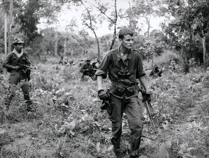 Le lieutenant Torrens joué par Jacques Perrin en expédition dans la jungle.