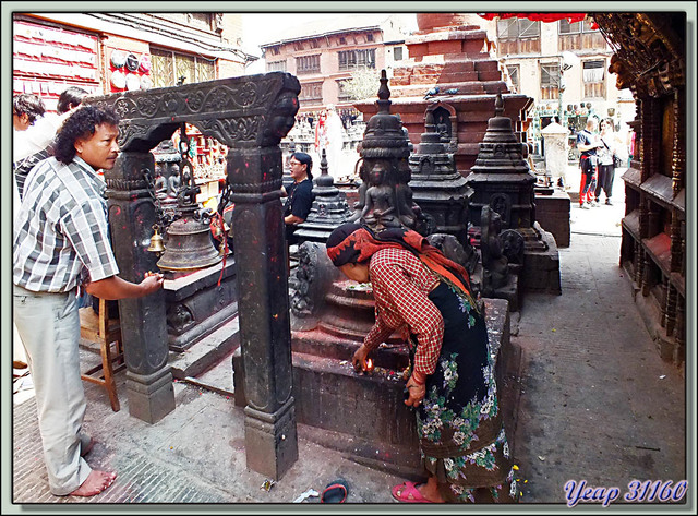 Blog de images-du-pays-des-ours : Images du Pays des Ours (et d'ailleurs ...), Dévotion au sanctuaire de Swayambhunath: l'embarras du choix... - Katmandou - Népal