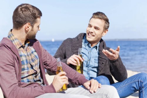 Deux amis qui parlent avec une bière à la main