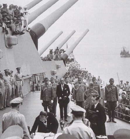 Shigemitsu signe la capitulation du Japon sur le pont du Missouri (2 septembre 1945)