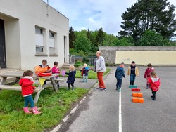 Maternelle classe dehors en mai 