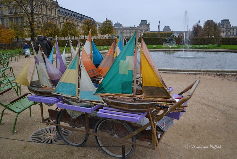  Jardin des Tuileries : Maman les p'tits bateaux qui vont sur l'eau ...