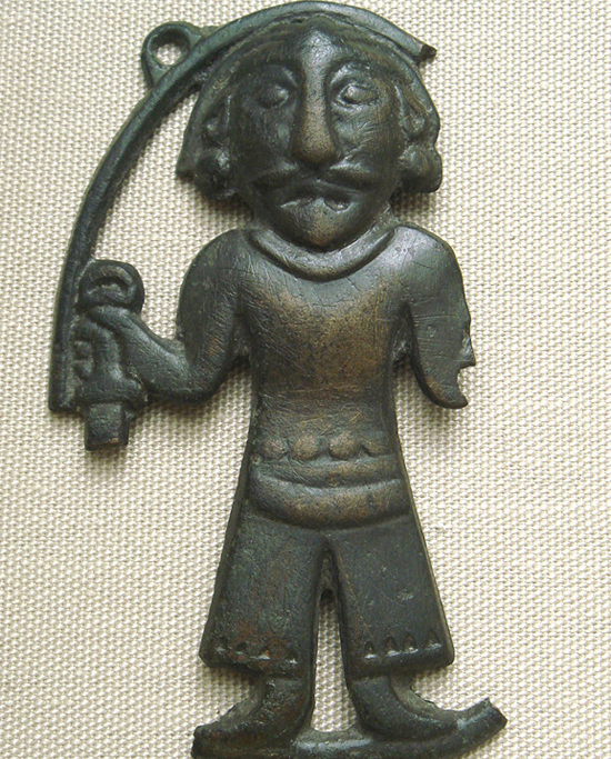 Plaque de bronze d'un homme du plateau d'Ordos occupé par les Xiongnu, IIIe-Ier siècle av. J.-C., British Museum, Londres.