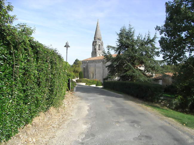 Ãglise construite au XIIeÂ siÃ¨cle - Fenioux (17350) - Charente-Maritime