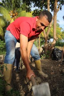 Douglas Quintero trabaja en el taller de phyto-epuracion 2.jpg