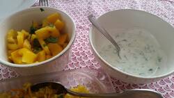 Recette poulet à l'indienne, riz aux épices et carottes, sauce au yaourt et naam..