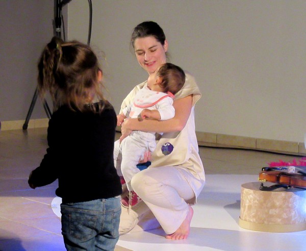 "Boîteà boîte" un adorable spectacle pour un très jeune public de 1 an à 5 ans, a eu lieu au théâtre Gaston Bernard