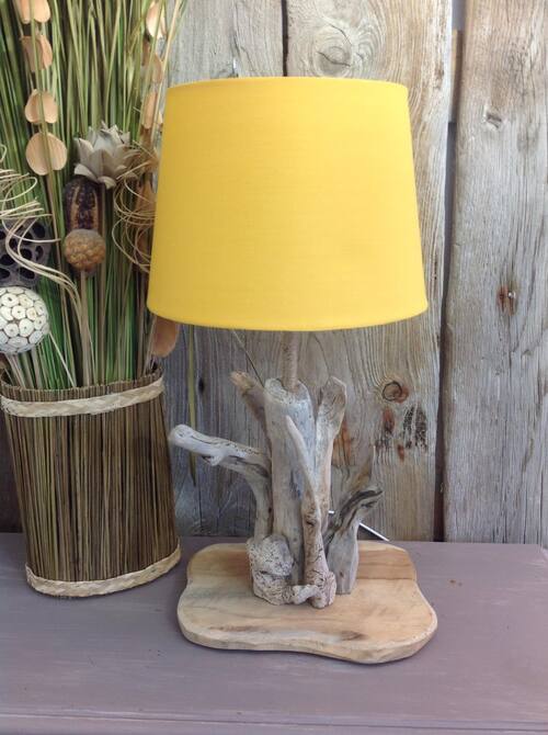 lampe en bois flotté abat jour jaune 