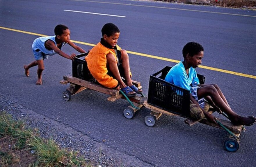 Enfants jouant dans le monde