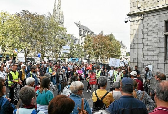 Des prises de paroles ont été effectuées devant la préfecture.