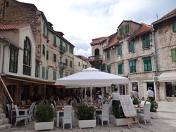 Vieilles demeures et terrasse de café - Trg Braće Radić