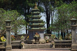 La pagode de la dame céleste et les tombeaux des rois