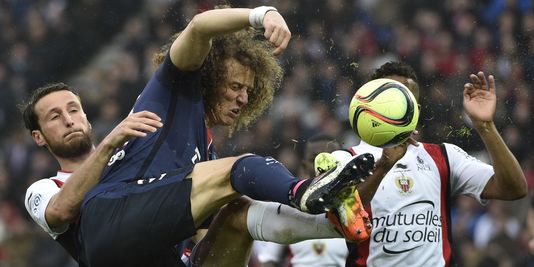MARTIN BUREAU / AFP Le défenseur brésilien David Luiz, auteur d'un but face à Nice au parc de Princes le 2 avril.