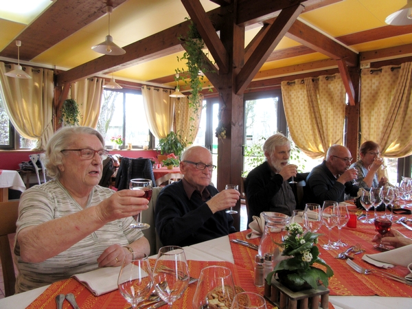 Les peintres des Amis du Châtillonnais ont partagé un excellent repas à "L'Armoise", le restaurant de Riel les Eaux
