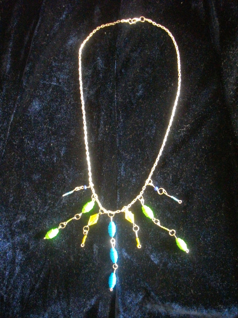 Collier avec chaîne argentée et perles