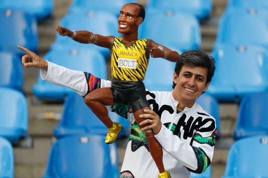 ADRIAN DENNIS / AFP Le dentiste Lucio Monteiro est le fan brésilien d’Usain Bolt le plus connu.