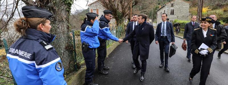 Macron en Corse :  photo de fourgons de CRS dans un ferry 