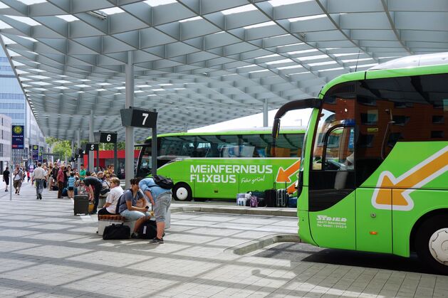 Le choix qu’a fait EDF de développer la charge rapide par induction offre une plus grande souplesse d’utilisation en comparaison des autres systèmes de biberonnage des bus électriques basés sur un raccordement physique du véhicule lorsqu’il s’immobilise sur son arrêt. © Axel Bueckert, Shutterstock