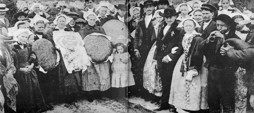 Présentation du pain et des gateaux aux mariés en Morbihan