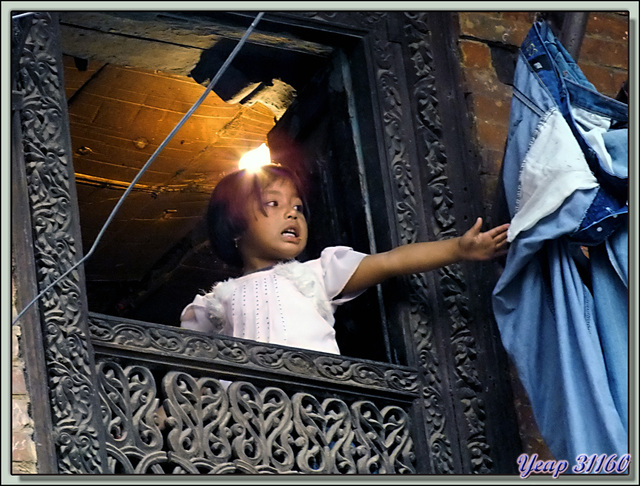 Blog de images-du-pays-des-ours : Images du Pays des Ours (et d'ailleurs ...), La petite fille à la fenêtre et les belles boiseries Newar - Bhaktapur - Vallée de Katmandou - Népal