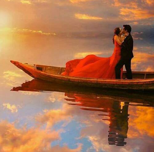                                                COUPLE ROMANTIQUE SUR UNE BARQUE