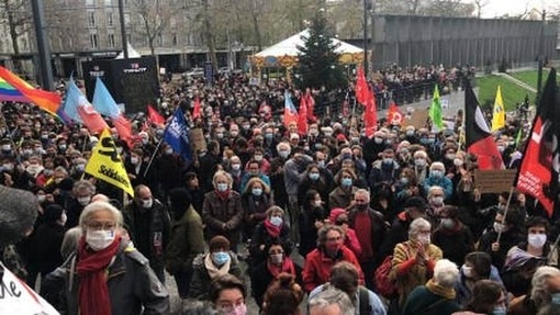 Samedi 21 novembre 2020 (notre photo), lors de la première manifestation contre le projet de loi sur la Sécurité globale, plus d’un millier de personnes s’étaient réunies place de la Liberté. Ouest-France