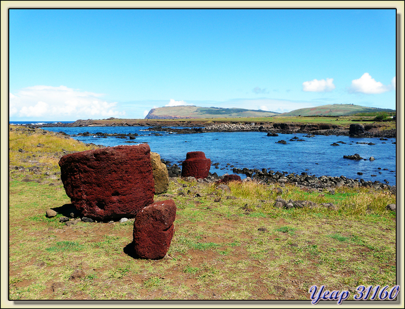 Paysage aux "pukao" à Hanga Te'e - Rapa Nui (île de Pâques) - Chili